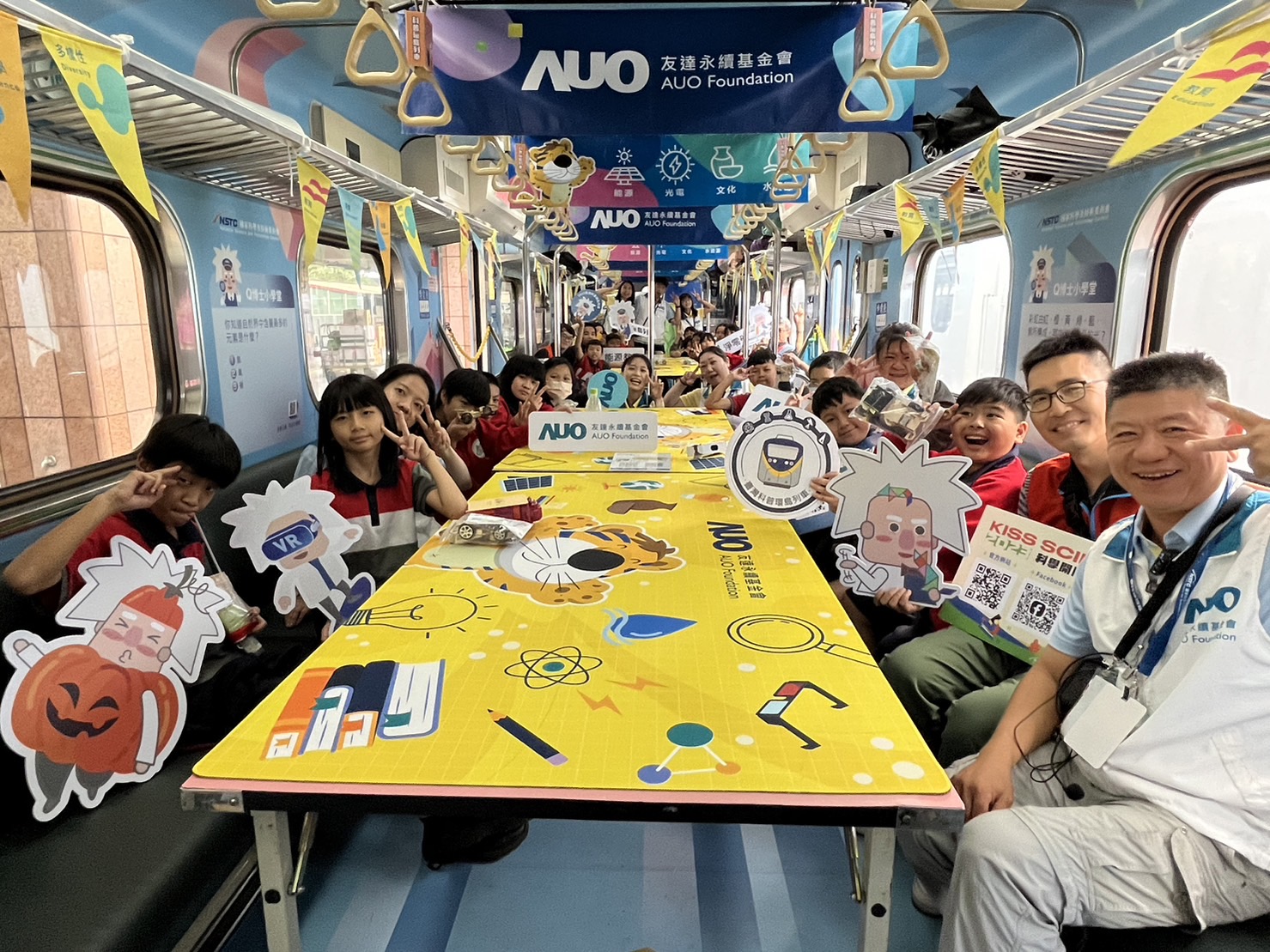彩虹多多永續基金會參與「臺灣科普環島列車」，設計基礎科學車廂課程，以「淨零碳排和永續能源」為主題，讓學生透過創意實驗認識淨零知識，以及思考生活中的減碳行為