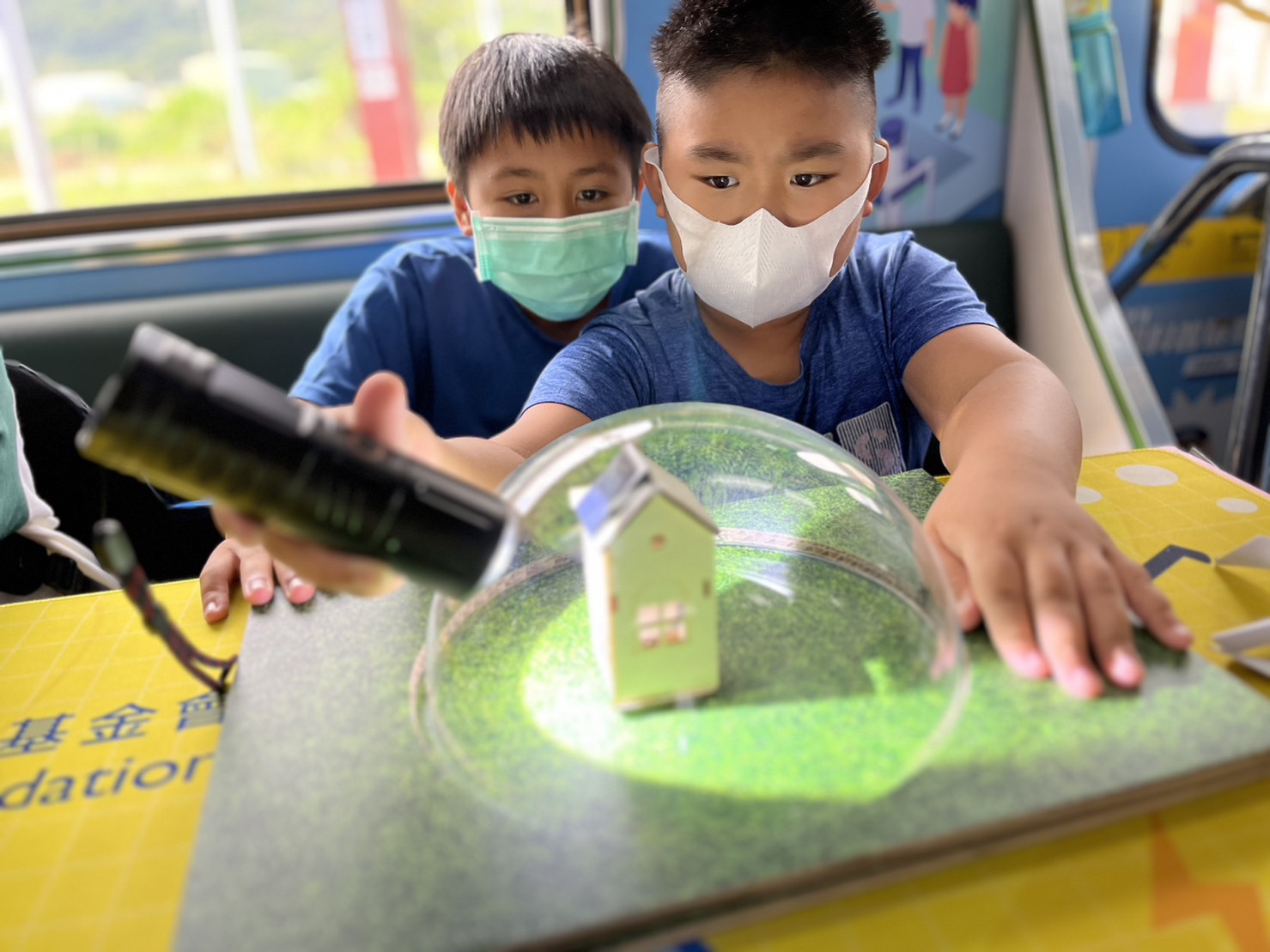 彩虹多多參與基礎科學主題車廂，以STEAM教學精神，設計「逐日科學家」、「太陽能工程師」以及「淨零建築師」三大能源科普課程和實驗