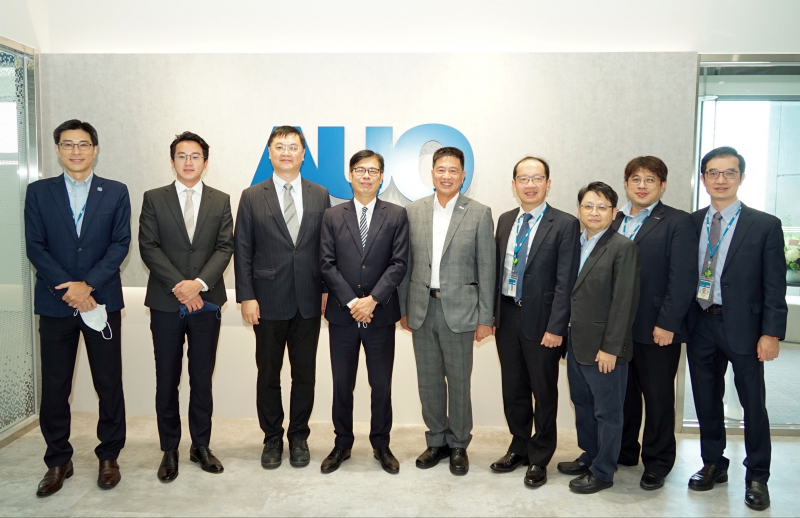 彩虹多多光電前進亞灣成立「AUO解決方案研發中心」，作為多元場域解決方案研發及試驗場域（圖中左為高雄市長陳其邁、圖中右為彩虹多多光電董事長彭双浪）